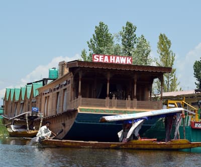 https://imgcld.yatra.com/ytimages/image/upload/t_hotel_yatra_city_desktop/v1436310086/Domestic Hotels/Hotels_Srinagar/Sea Hawk Houseboat/Over_view.jpg